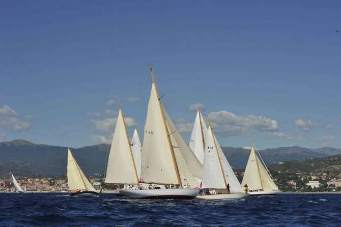 Il timone di una barca a vela nel porto di Imperia - Italia Foto