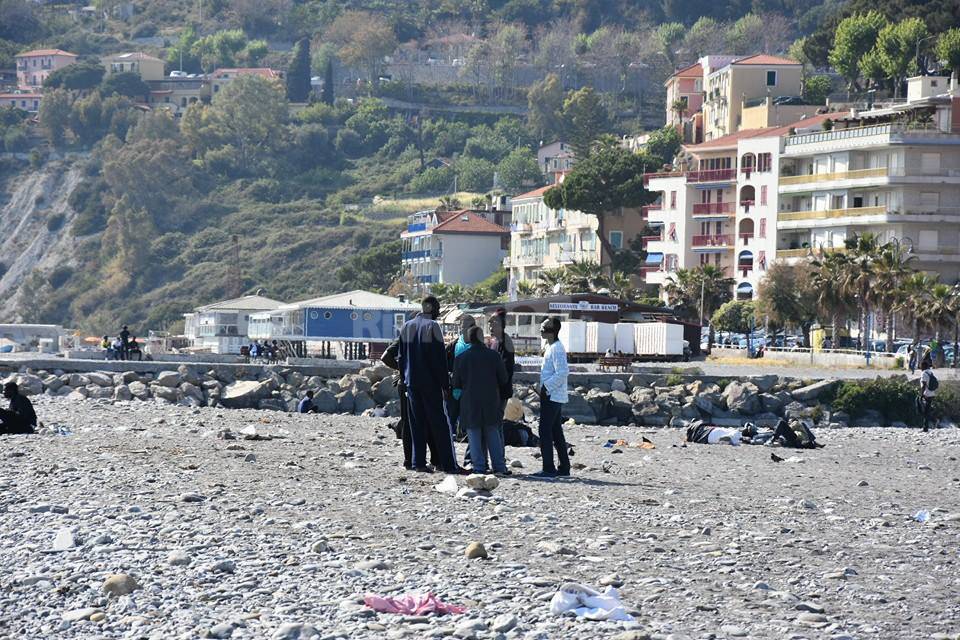 Il bivacco dei migranti sul fiume Roya a Ventimiglia