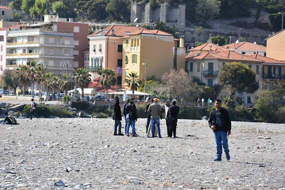 Il bivacco dei migranti sul fiume Roya a Ventimiglia