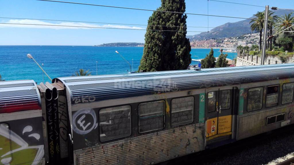 Riviera24 - tragedia sfiorata al confine di Stato, treno urta migrante che cammina sui binari