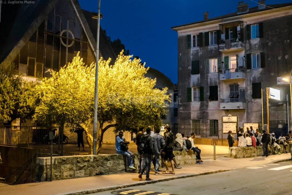 Luci ed ombre della sera nel quartiere Gianchette di Ventimiglia