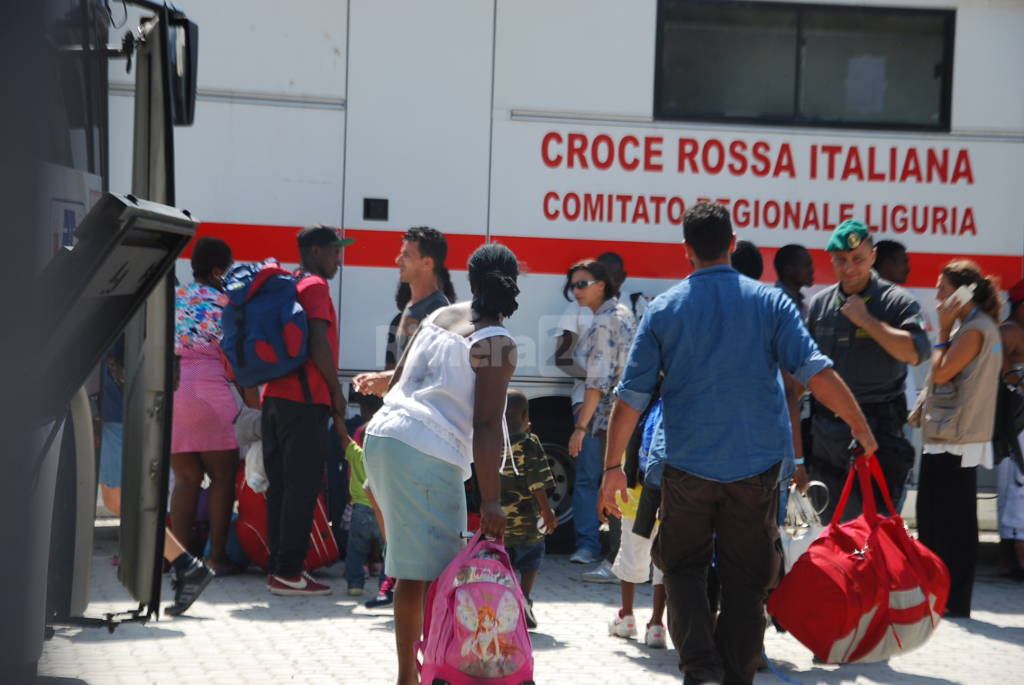 Famiglie migranti trasferite al Parco Roja