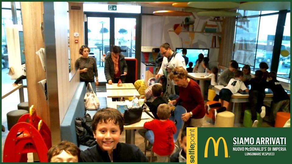 Fatti un selfie al Mc Donald's di Imperia e le foto le vedi sulla pagina di Facebook di Riviera24