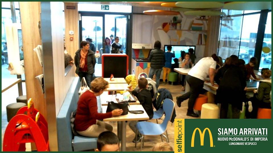 Fatti un selfie al Mc Donald's di Imperia e le foto le vedi sulla pagina di Facebook di Riviera24