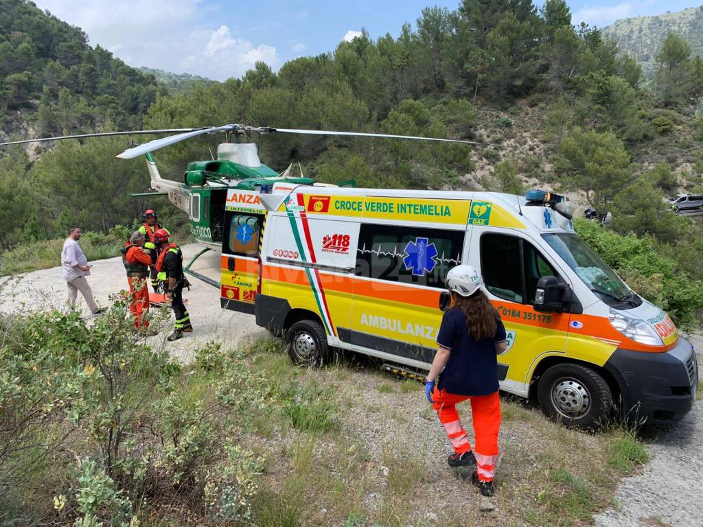 Il trasporto del ferito da parte della Croce Verde Intemelia