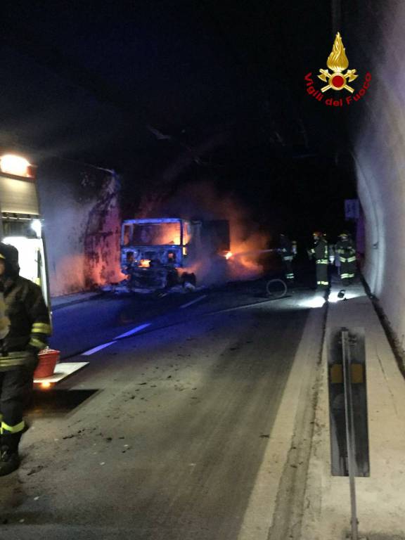 riviera24 - Tir a fuoco in galleria sulla A10