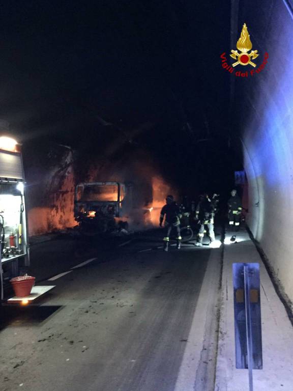 riviera24 - Tir a fuoco in galleria sulla A10