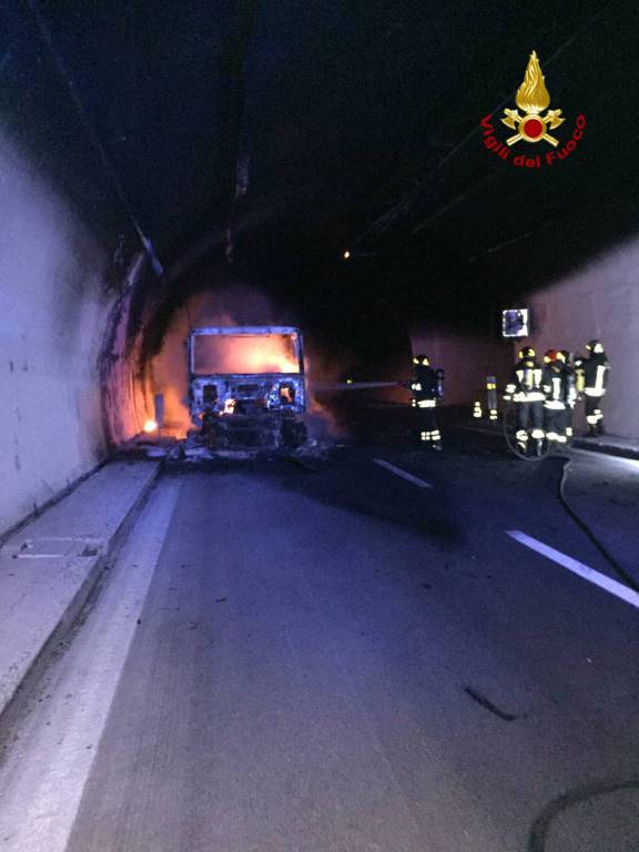 riviera24 - Tir a fuoco in galleria sulla A10