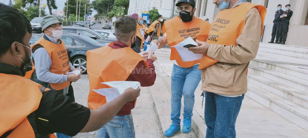 riviera24 - Protesta di gilet arancioni a Imperia