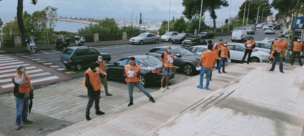 riviera24 - Protesta di gilet arancioni a Imperia