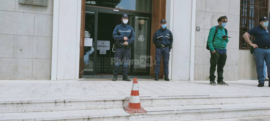 riviera24 - Protesta di gilet arancioni a Imperia