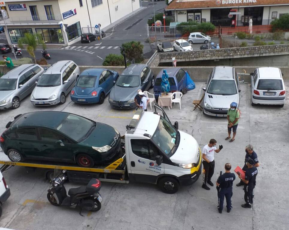 blitz vigili case parcheggio 