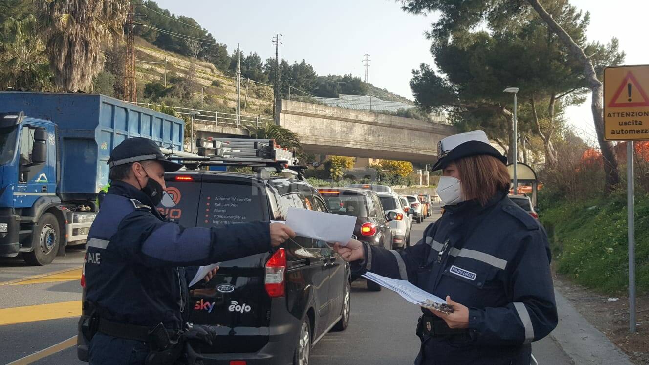 Lunghe code per un cantiere a San Lorenzo, controlli a tappeto dei vigili