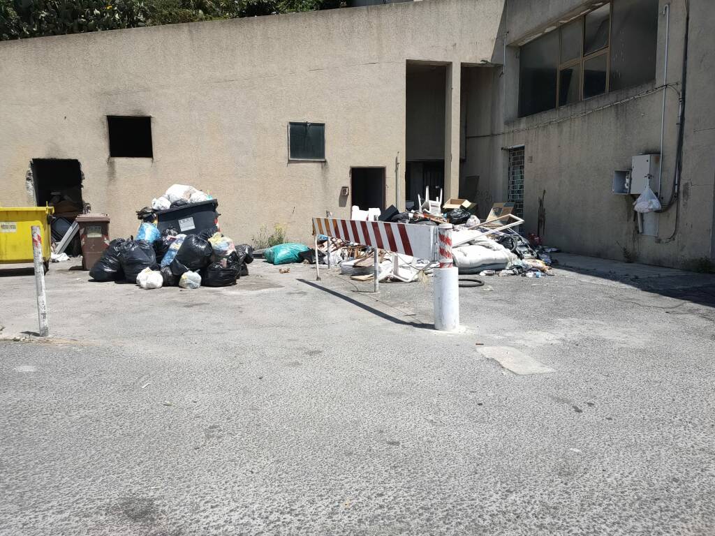 discarica case parcheggio