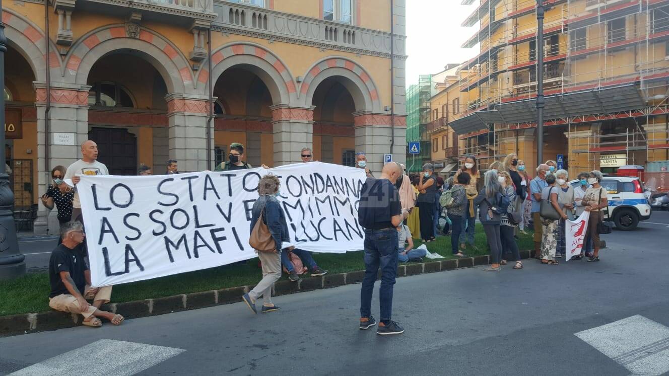 Imperia, manifestazione pro Mimmo Lucano