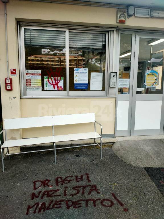 Vandalizzato l'ambulatorio di Ventimiglia no vax