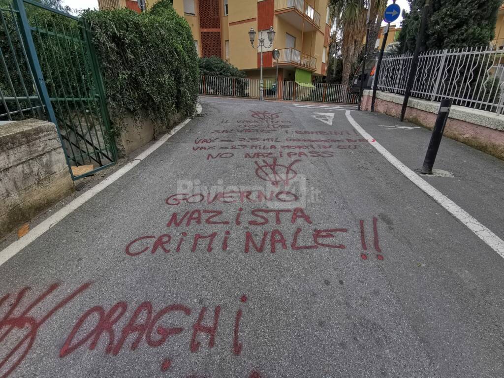 Scritte no vax Bordighera 