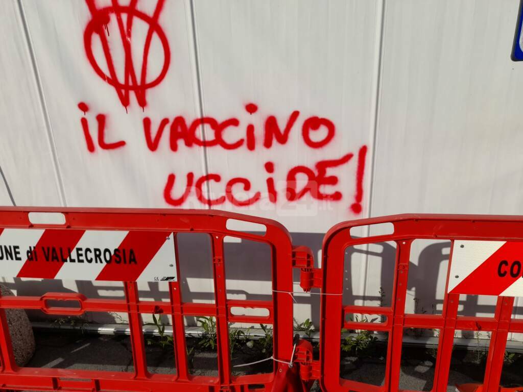 scritte no vax vallecrosia