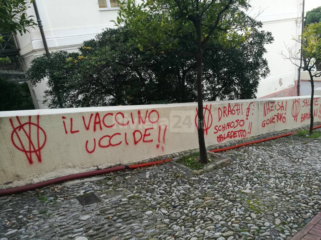 scritte no vax bordighera