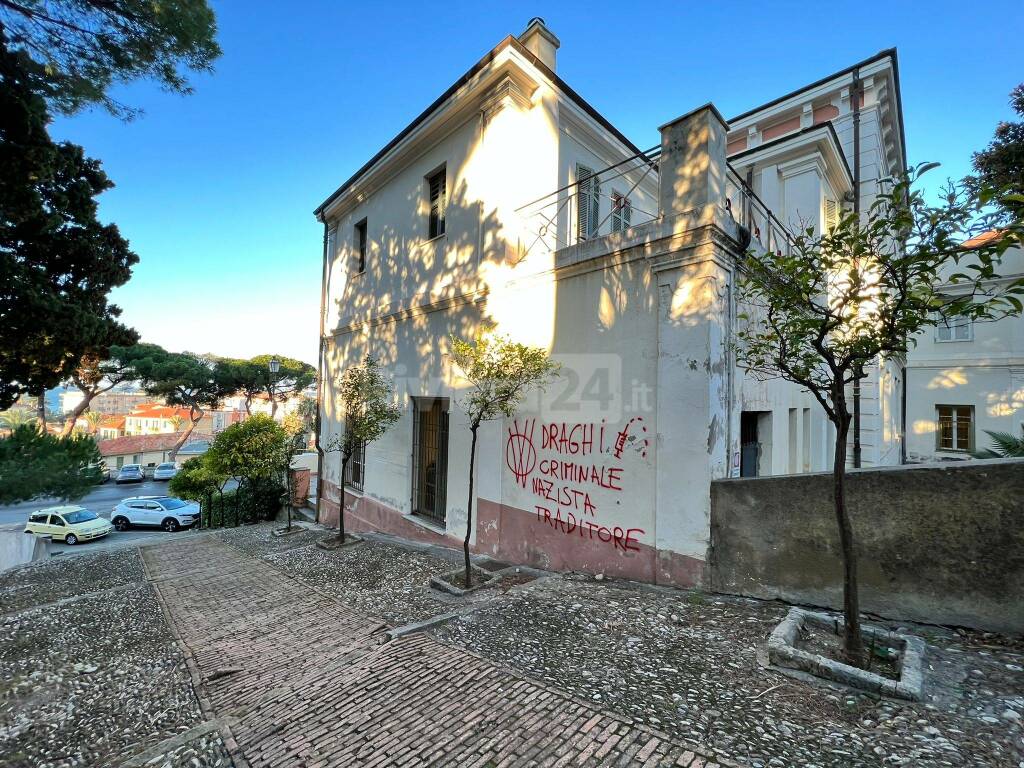 scritte no vax bordighera