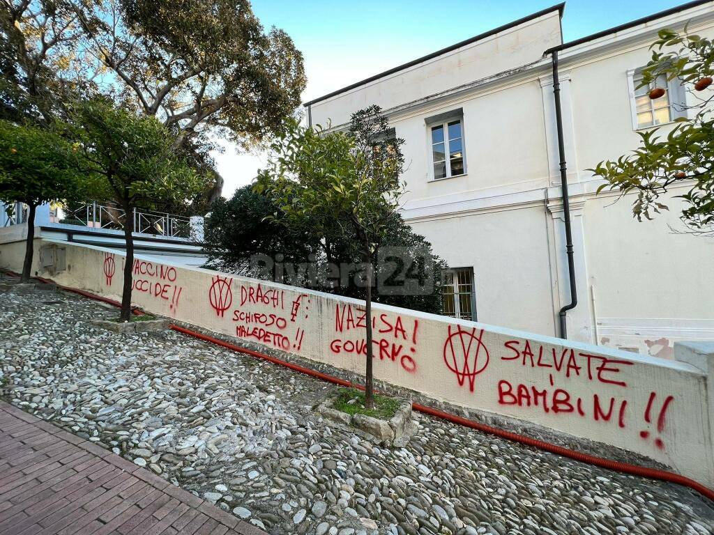 scritte no vax comune bordighera