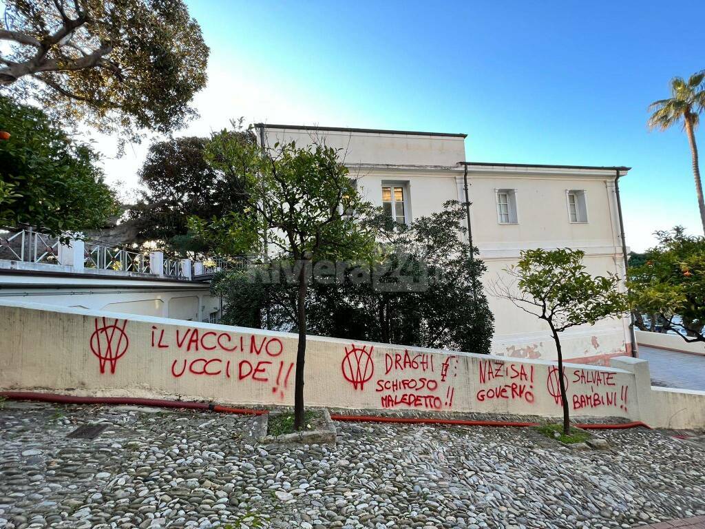 scritte no vax comune bordighera