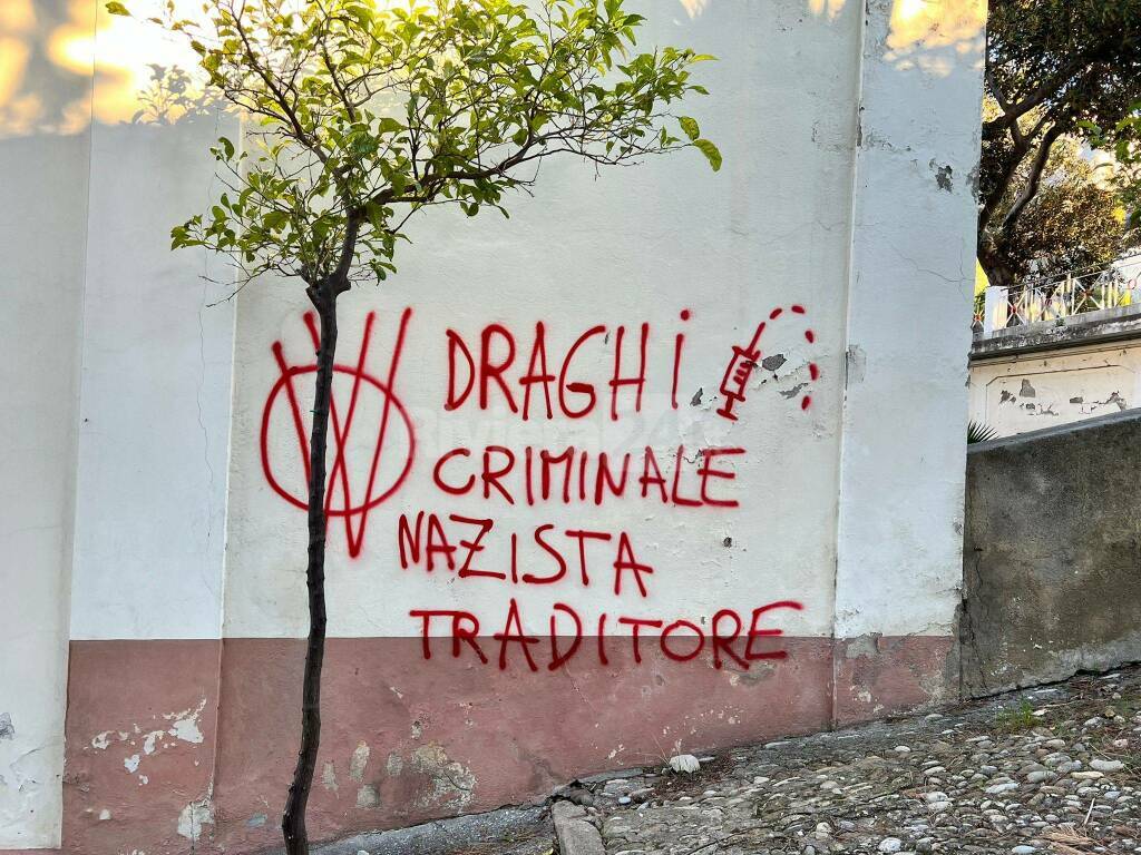 scritte no vax comune bordighera