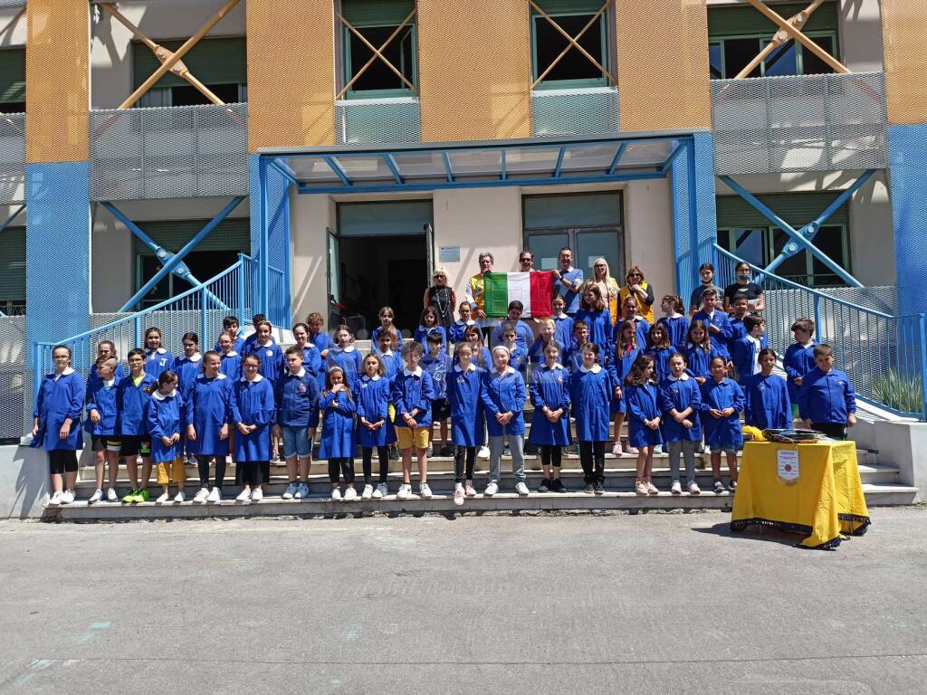 Lions consegnano il Tricolore ai bambini della scuola di via Pelloux