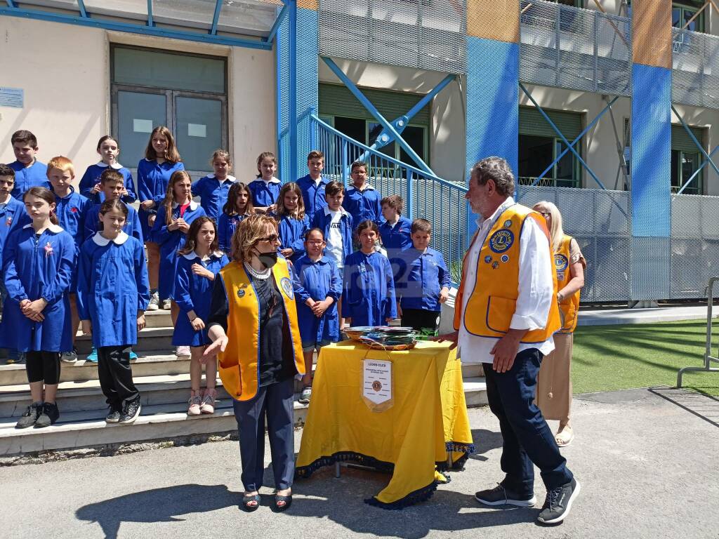 Lions consegnano Tricolore ai bambini della scuola di via Pelloux