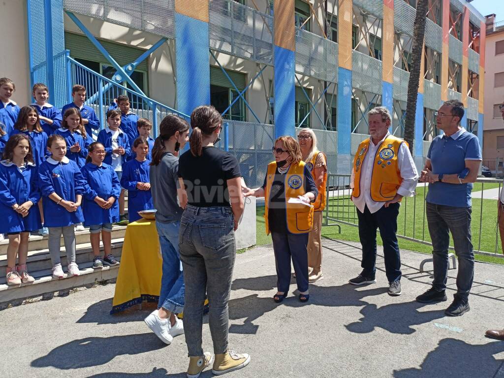 Lions consegnano Tricolore ai bambini della scuola di via Pelloux