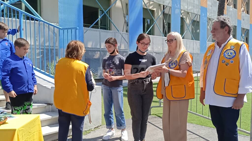 Lions consegnano Tricolore ai bambini della scuola di via Pelloux