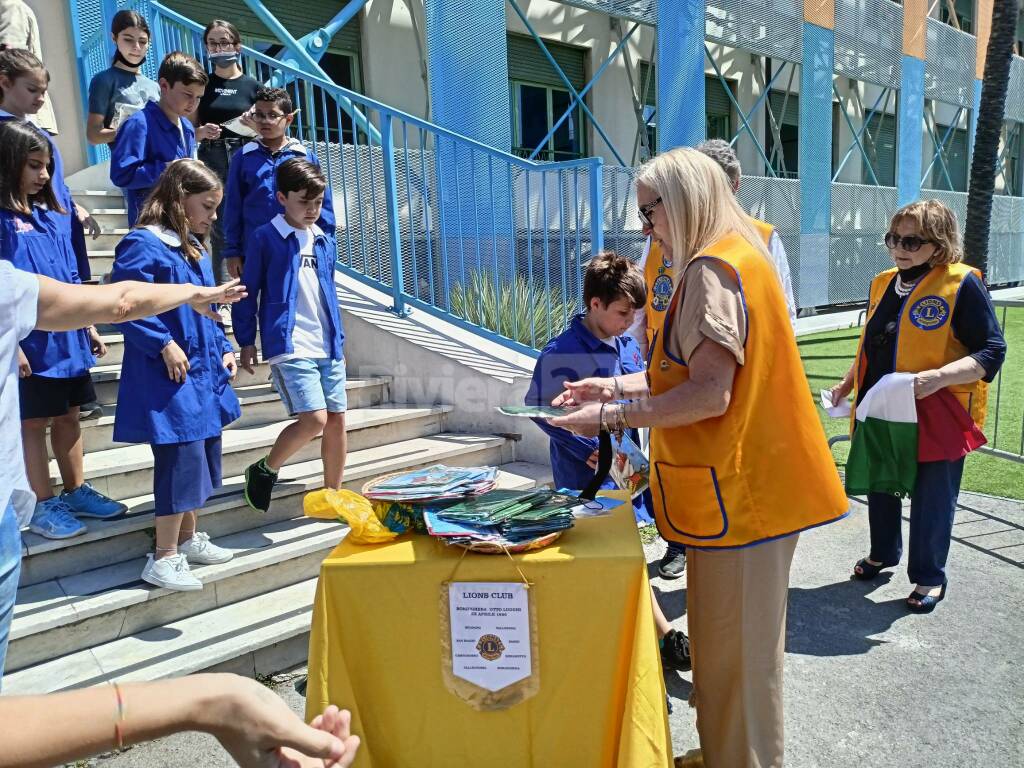Lions consegnano Tricolore ai bambini della scuola di via Pelloux