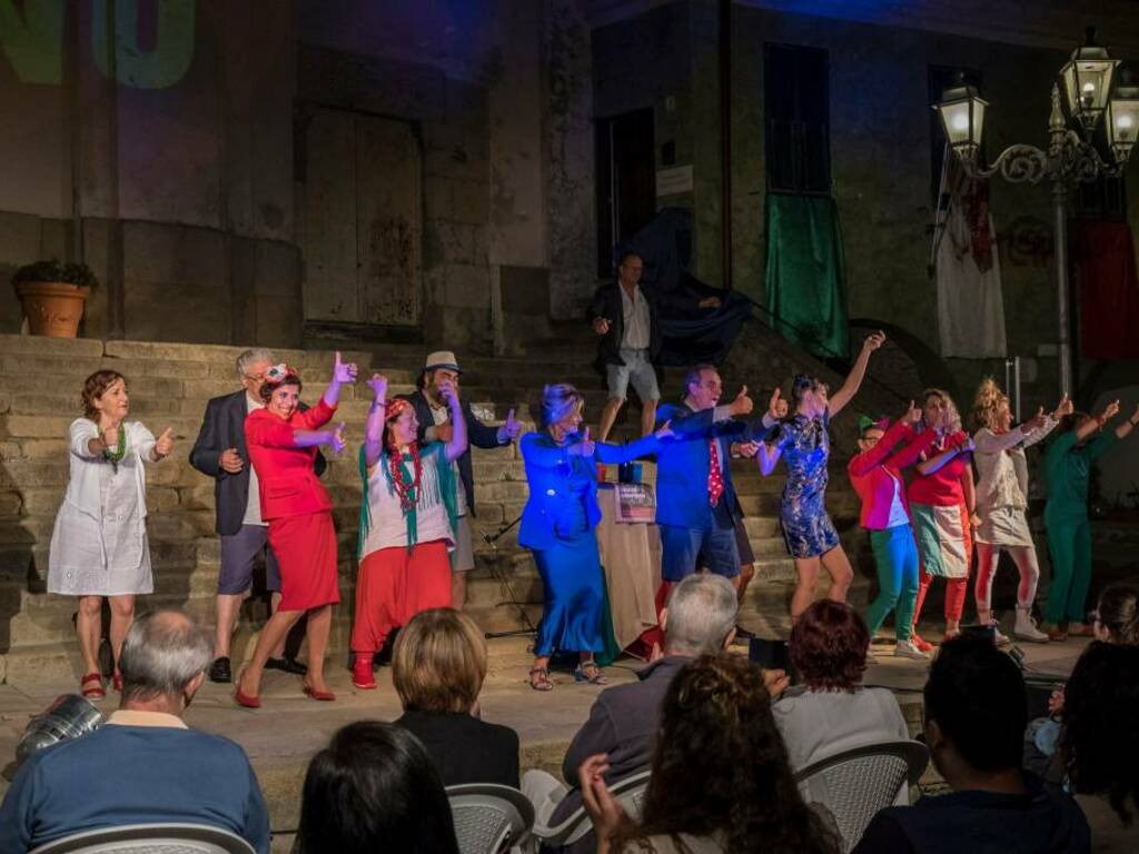 \"Che mondo che Italia\" spettacolo teatrale diffuso di LIBER theatrum a Perinaldo