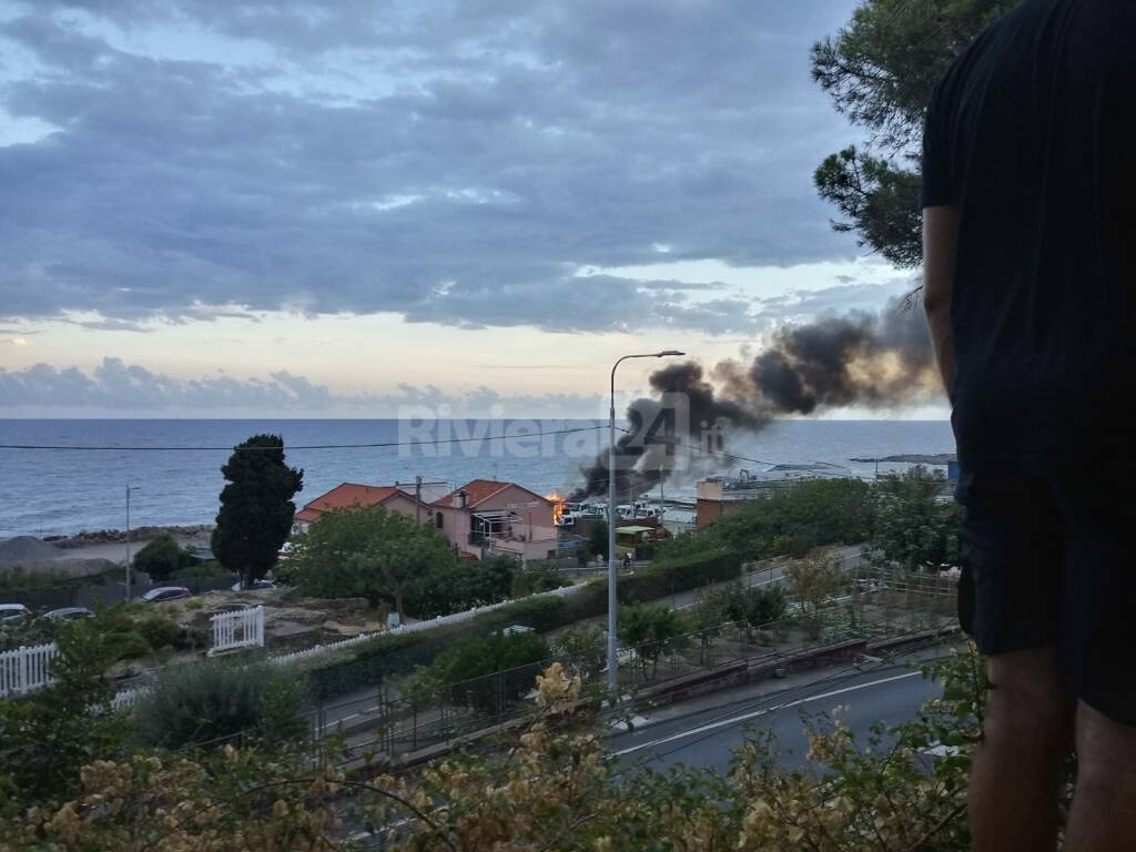 camion fiamme bussana