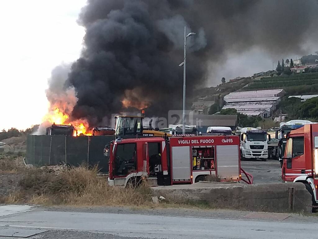 camion fiamme bussana