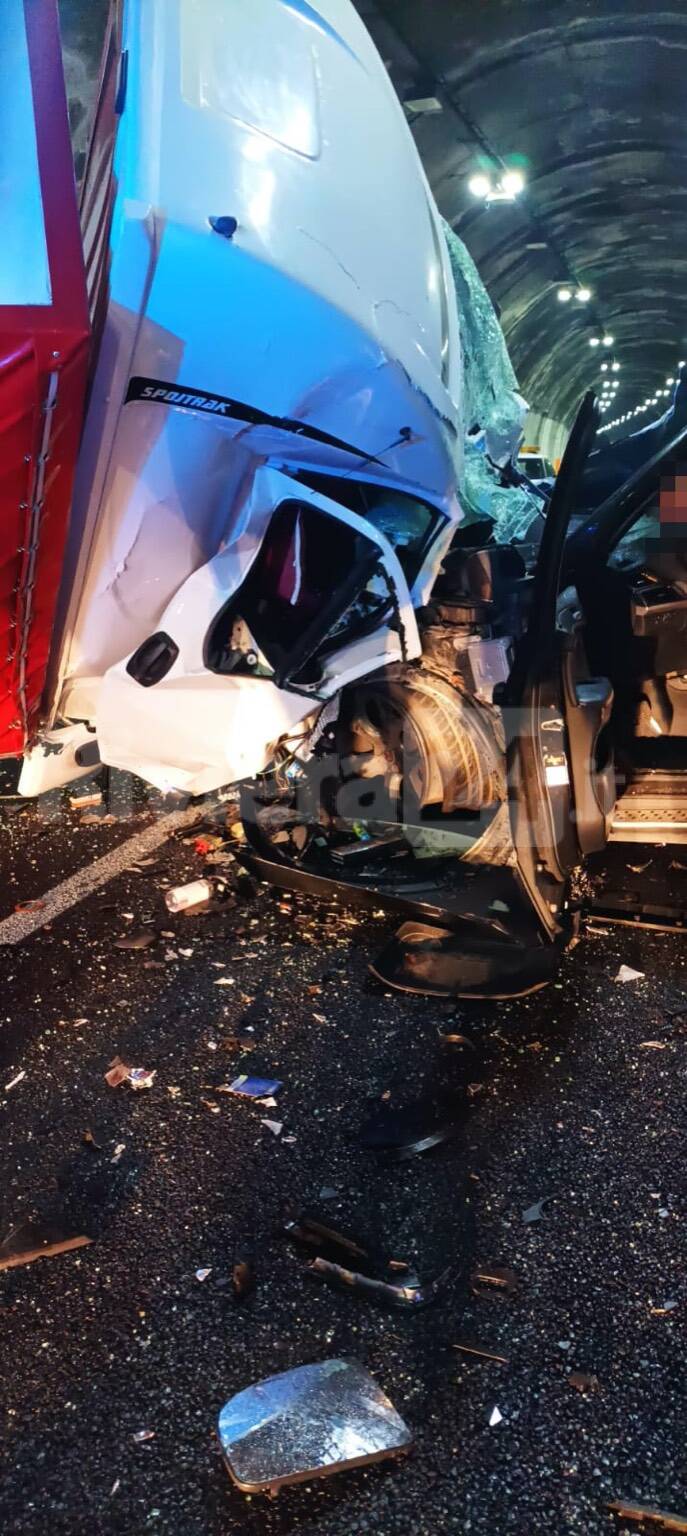 scontro camion auto a10 mortale