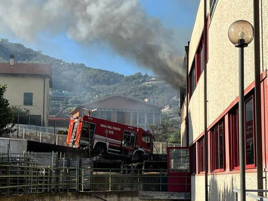 riviera24 - Incendio alla Marr di Taggia, continua la bonifica