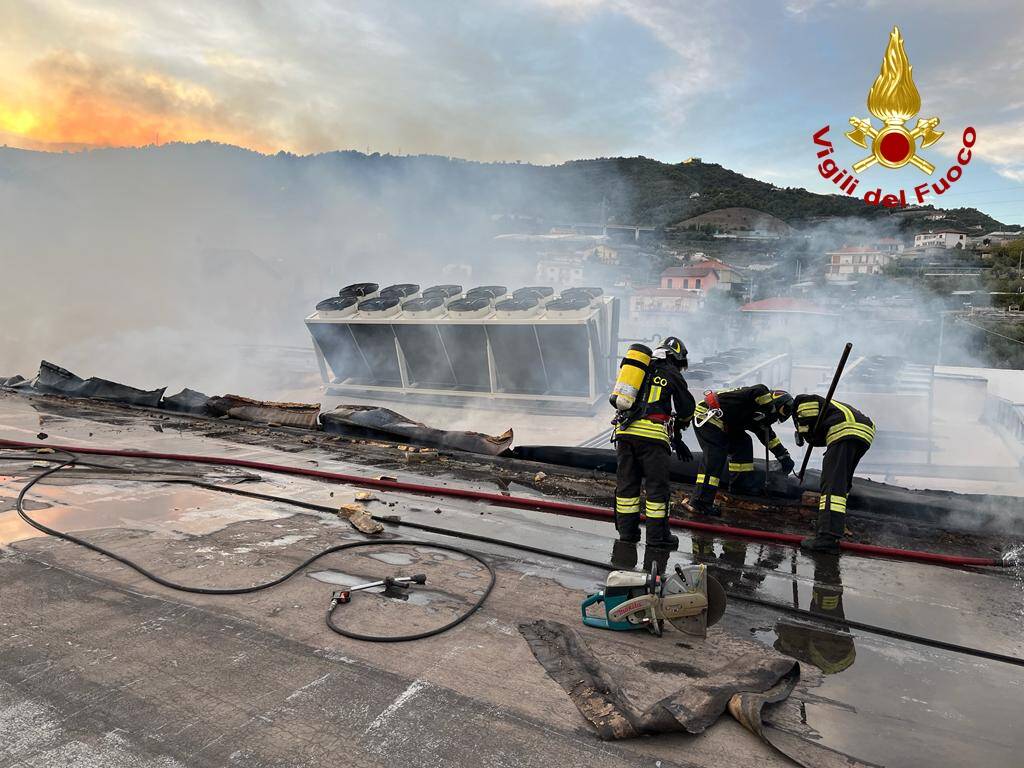 riviera24 - Incendio alla Marr di Taggia, continua la bonifica