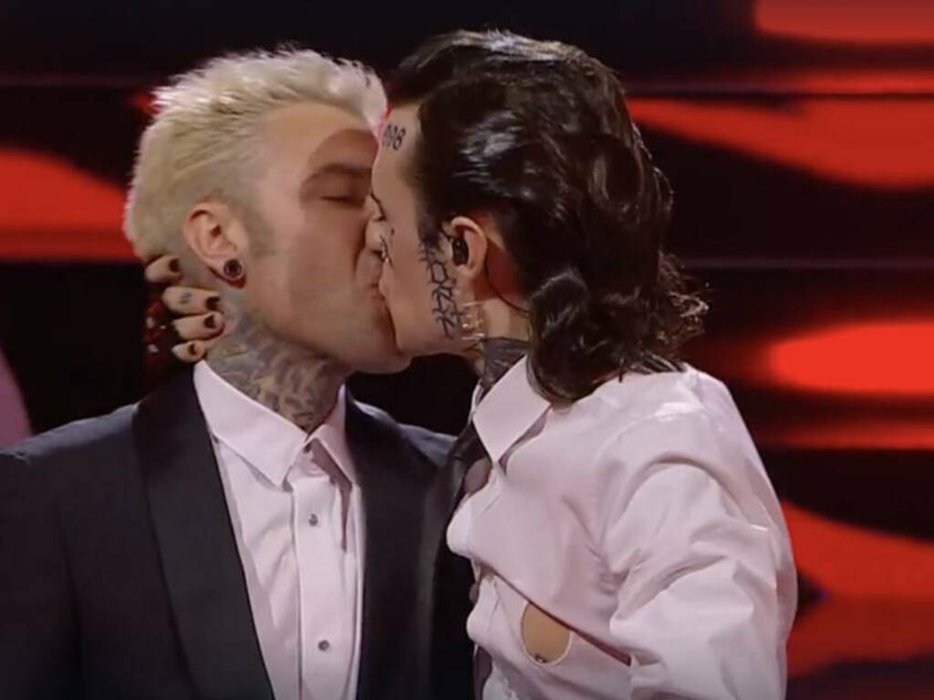 bacio fedez rosa chemical