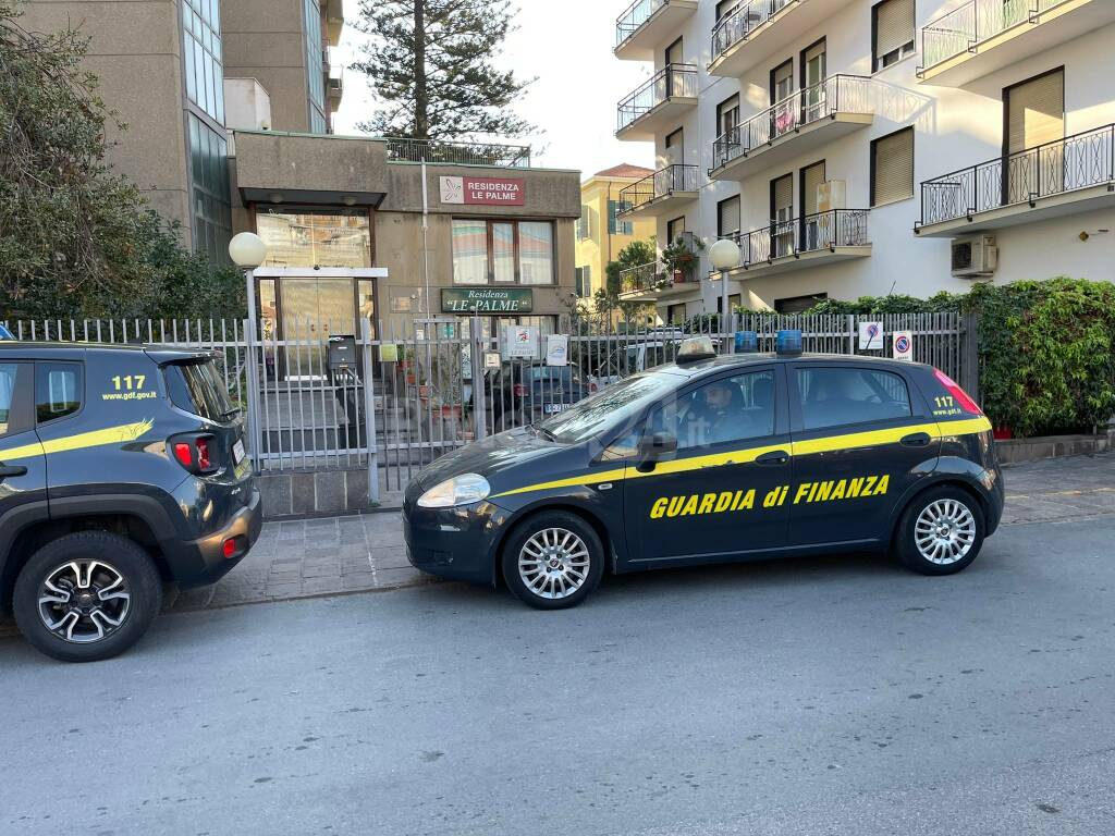 finanza arma di taggia blitz le palme arresti