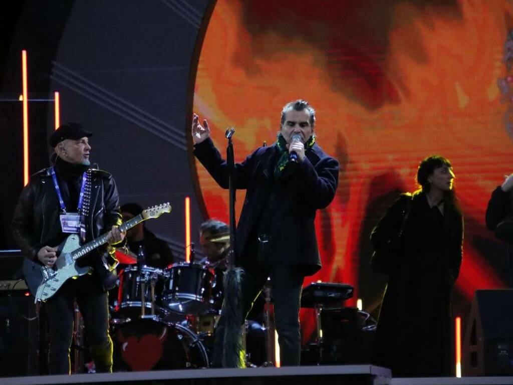 riviera24 - Festival di Sanremo, Pelù sul palco di piazza Colombo