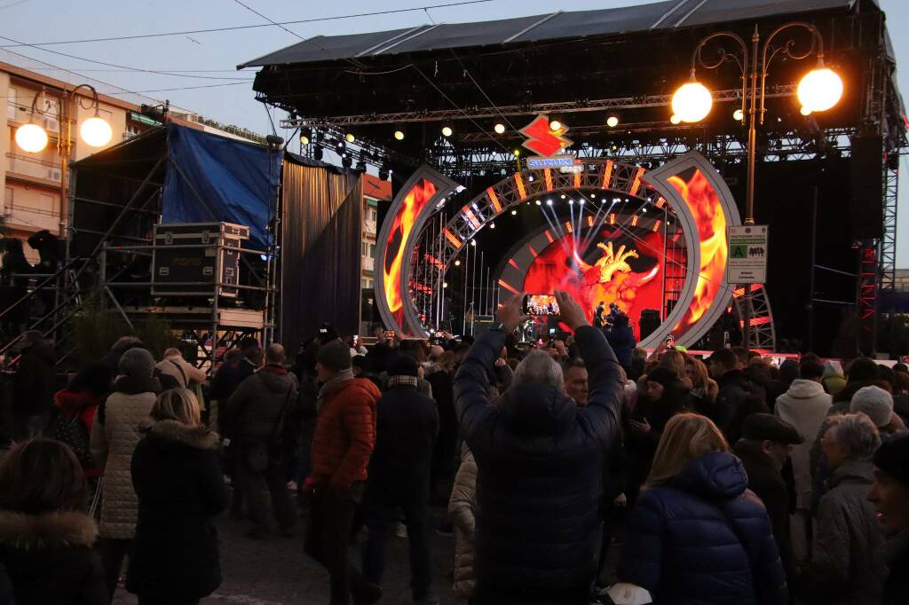 riviera24 - Festival di Sanremo, Pelù sul palco di piazza Colombo