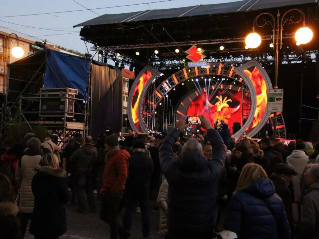 riviera24 - Festival di Sanremo, Pelù sul palco di piazza Colombo
