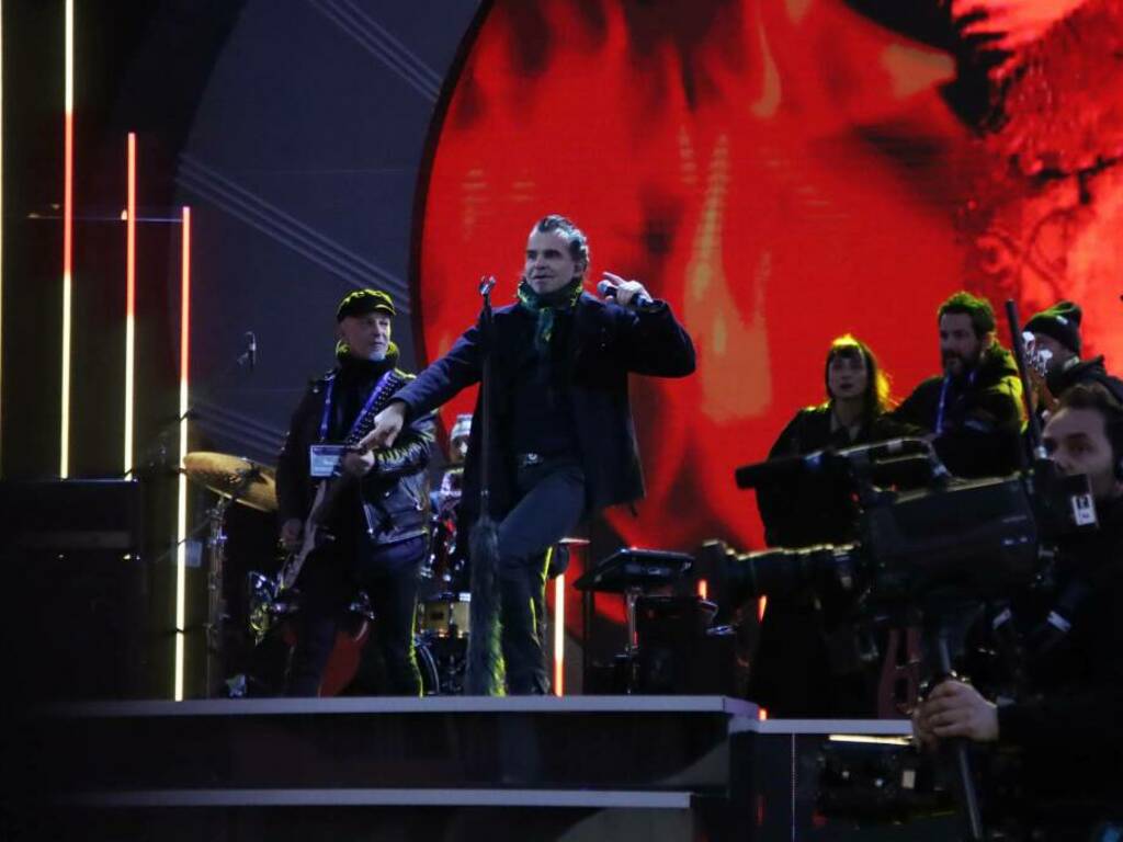 riviera24 - Festival di Sanremo, Pelù sul palco di piazza Colombo