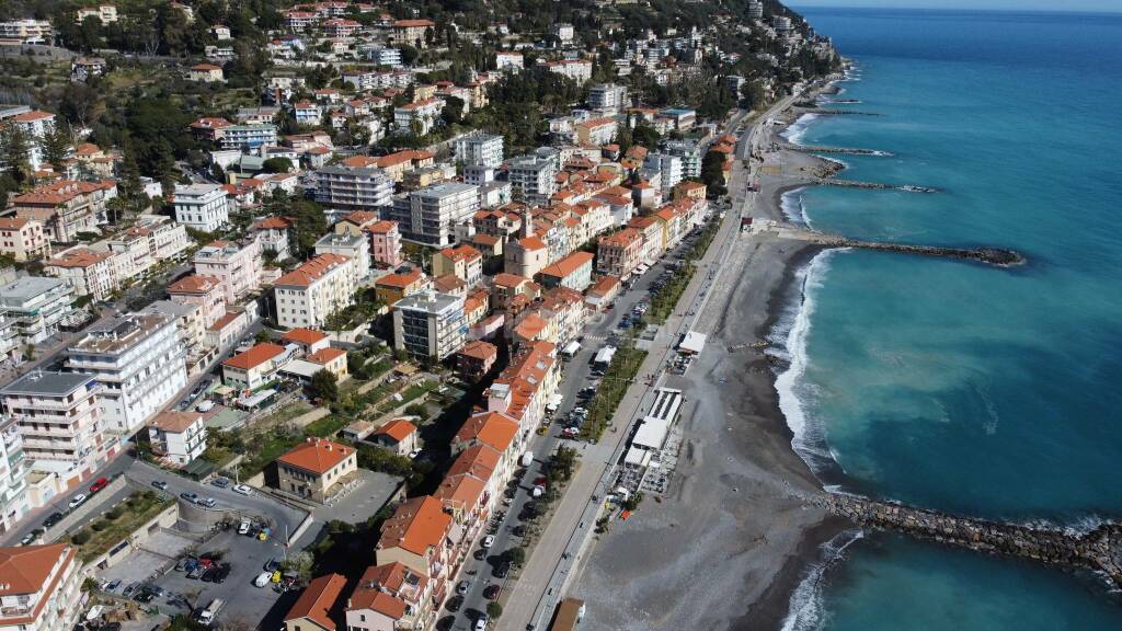 vedute drone ospedaletti baia verde porto ciclabile piazzale al mare spiagge