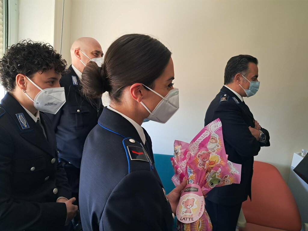 polizia consegna uova a pediatria imperia