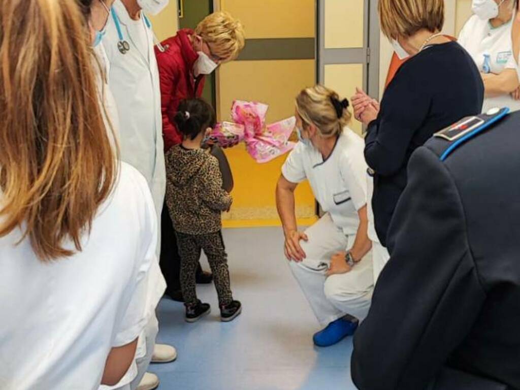 polizia consegna uova a pediatria imperia