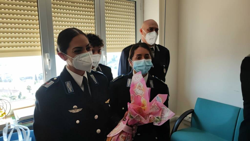 polizia consegna uova a pediatria imperia