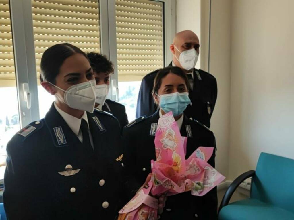 polizia consegna uova a pediatria imperia