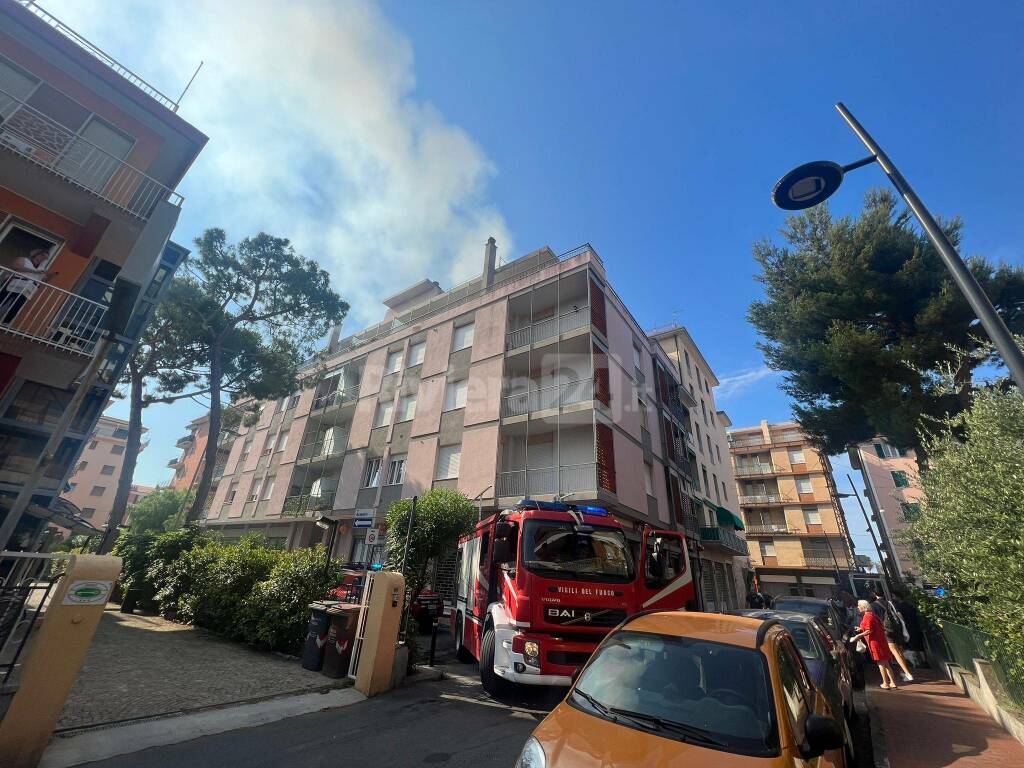 riviera24 - Bordighera, incendio in un palazzo